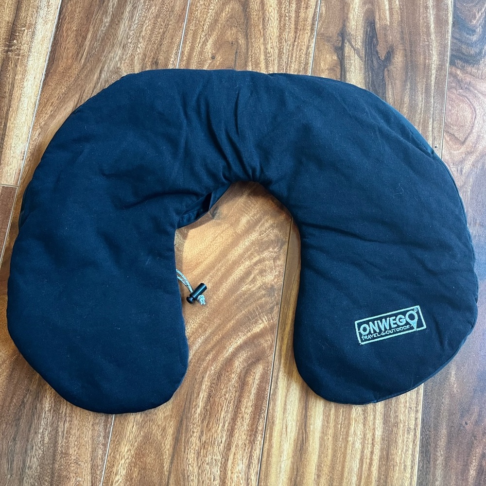 Blow up travel pillow